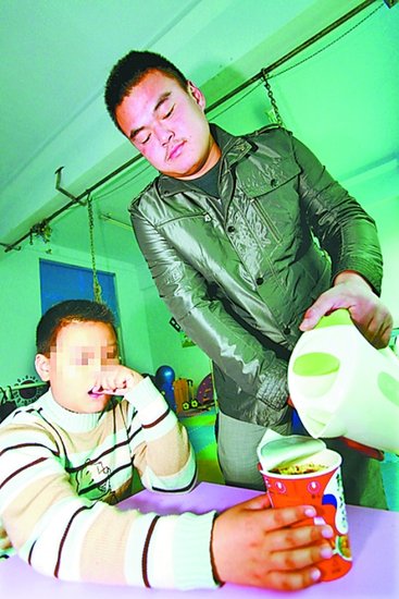焦作小老板丢下生意 照顾自闭症男孩