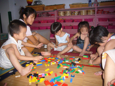 自闭症儿童玩玩具