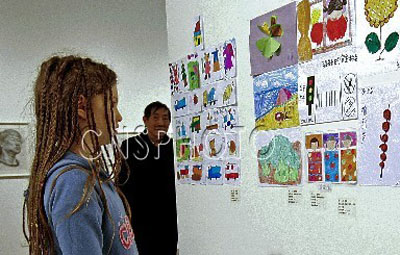 外国女孩观看自闭症画展
