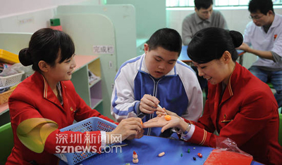 自闭症儿童与空姐在一起
