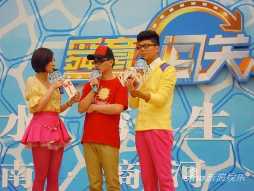李景宸展示自闭症儿童做的明信片