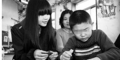 让我帮你走出孤独，大学生志愿者为孤独症儿童献爱心