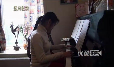 18岁自闭症女孩熟记上百首钢琴曲