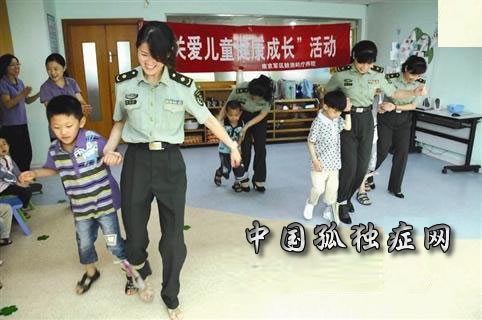 部队官兵关爱自闭症儿童展现军民一家亲