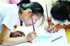 高校学生义卖T恤帮助自闭症儿童