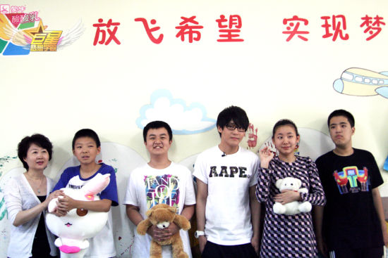李炜和自闭症儿童合影