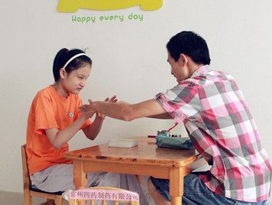 自闭症老师在给小莹莹做测评
