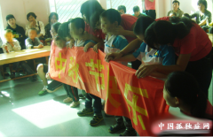 爱心企业、媒体为自闭儿送来中秋祝福