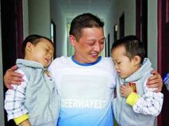 为了双胞胎自闭症孩子 爸爸艰难创办康复中心