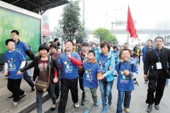 牵手同行春天里 500余志愿者8公里伴走自闭症孩子