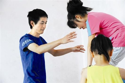 10年执着甘当孤独症儿童“妈妈”