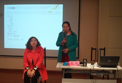 杜妍正在给家长培训。
