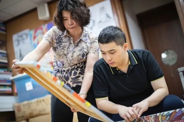 妈妈做了一件事,让6岁无语言自闭症男孩如今成为宣传大使